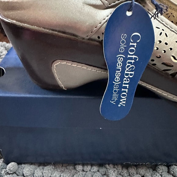 Croft & Barrow Metallic Wedged Sandals with Cutout Design - Picture 2 of 6